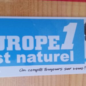 Sticker Europe 1 Coluche collage intérieur
